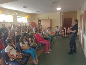policjantka stoi przed dziećmi