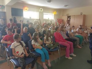 dzieci podnoszą ręce do odpowiedzi