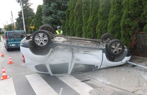 policjant sporządza dokumentację przy pojeżdzie