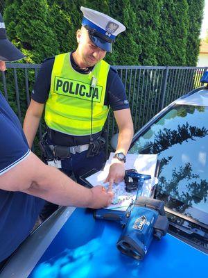 policjant wypisuje mandat