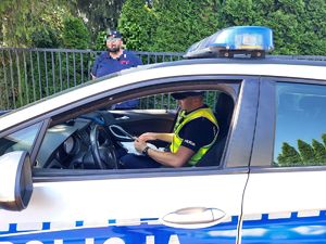 policjant siedzi w radiowozie
