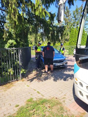 policjanci kontrolują kierowcę