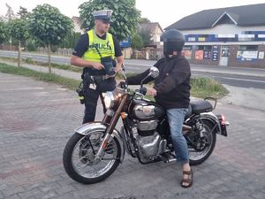 policjant kontroluje motocyklistę