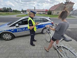 policjantka kontroluje roerzystkę