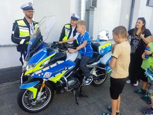 dziecko siedzi na motocyklu