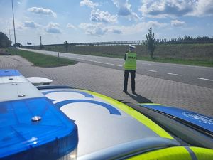 policjantka mierzy prędkość na trasie