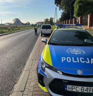 policjant podejmuje kontrolę kierowcy