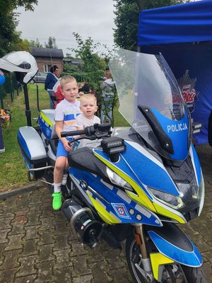dwójka dzieci siedzi na motocyklu
