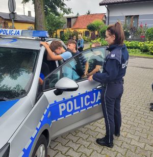 dzieci wchodzą do radiowozu