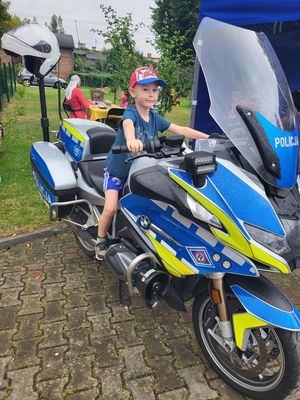 dziecko siedzi na motocyklu
