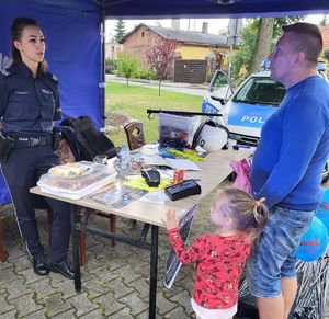 policjantka rozmawia z uczestnikiem imprezy