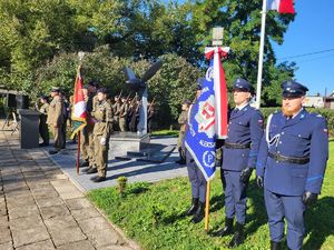 sztandar komendy i sztandar szkoły