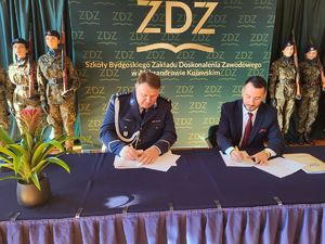 komendant i dyrektor podpisują porozumienie