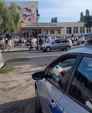radiowóz a w tle szkoła