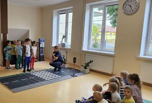 policjantka uczy dzieci przejścia przez pasy