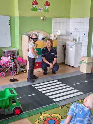 policjantka pokazuje alkogogle