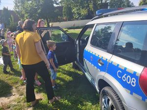 dzieci wsiadają do radiowozu