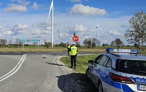 policjanci obserwują ruch na drodze