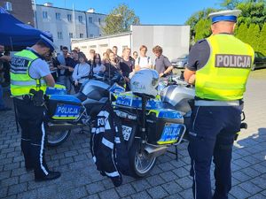 policjanci ruchu drogowego stoją przy motocyklach