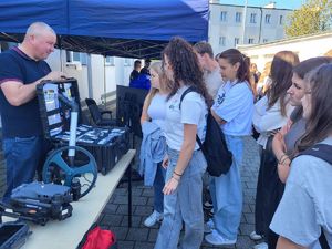 technik prezentuje pobieranie śladów