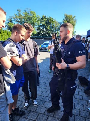 policjant pokazuje broń maturzystom