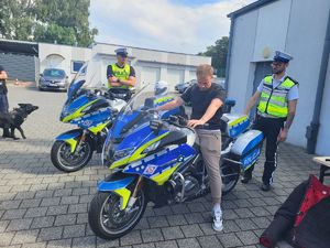 uczeń siedzi na motocyklu