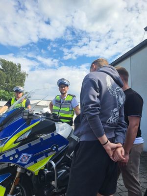 policjant prezentuje motocykl