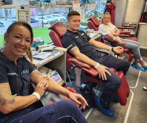 trójka policjantów siedzi w fotelach w krwiobusie