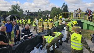 wojsko i straż układają worki z piaskiem