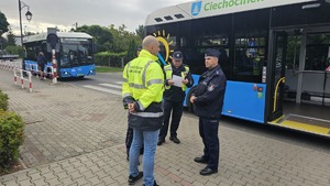 policjanci rozmawiają ze strażakami