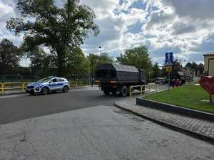 pojazdy policji i wojska przejeżdżają ulicami