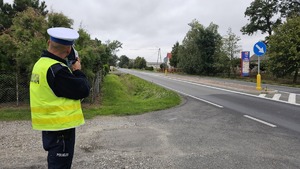 policjant mierzy prędkość na drodze