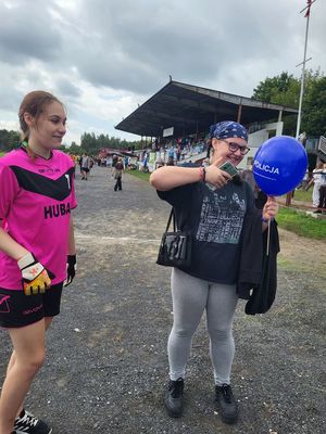 dziewczyny stoją przy stoisku z policyjnym balonem