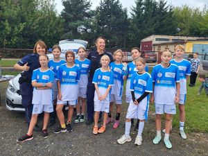 policjantki stoją z jedna z drużyn