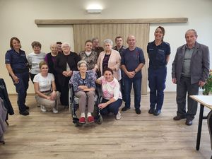 policjantki stoją z uczestnikami spotkania