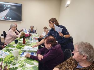 policjantka rozdaje ulotki