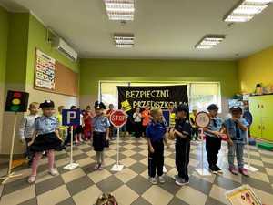 dzieci występują na scenie