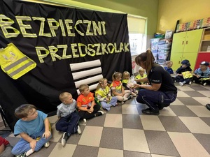 policjantka częstuje dzieci słodkościami