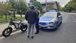 policjant kontroluje kierującego morocyklem