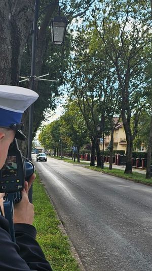 policjant mierzy prędkość