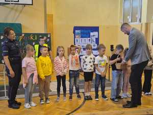 Wójt przekazuje dzieciom odblaski
