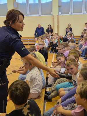 policjantka podaje dziecku mikrofon
