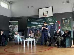 policjantka stoi z mikrofonem