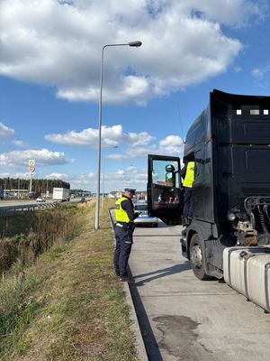 policjant wchodzi do ciężarówki