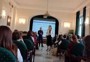 psycholog i policjantka stoją pomiędzy młodzieżą