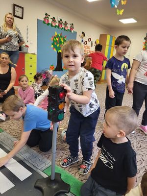 dziecko stoi przy sygnalizatorze
