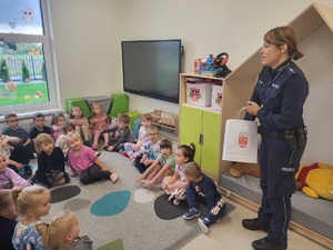 policjantka mówi do przedszkolaków