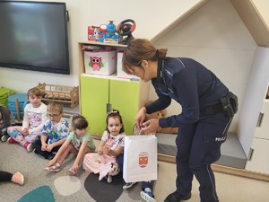 policjantka rozdaje odblaski w przedszkolu