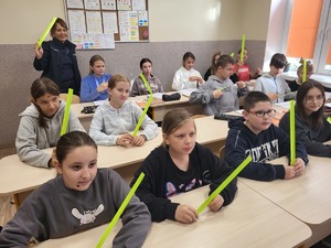 dzieci trzymają opaski odblaskowe