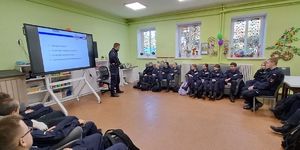 policjant prowadzi zajęcia z kadetami w szkole